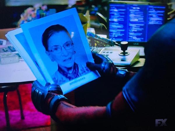 16. Deadpool 2'de takım röportajı sahnesinde Yüksek Mahkeme hakiminin bir fotoğrafı göze çarpıyor. Fotoğraftaki kadın ise  X-Force'da bir karakter için düşünülen Ruth Bader Ginsburg.