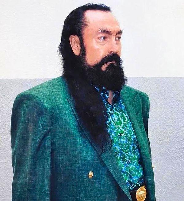 Oktar'ın boyalı, uzun sakalları ve saçları dikkat çekti. Sosyal medyada gündem olan görüntüsüne ünlü isimlerden de yorum gecikmedi.