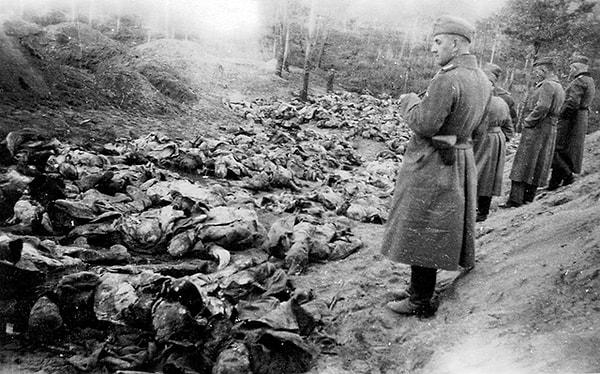 1941 Sovyet-Alman ittifakının sona ermesiyle birlikte Nazi Almanyası Sovyet topraklarına saldırdı ve Katyn Ormanı’ndaki toplu mezarlara kadar ulaşmayı başardı.