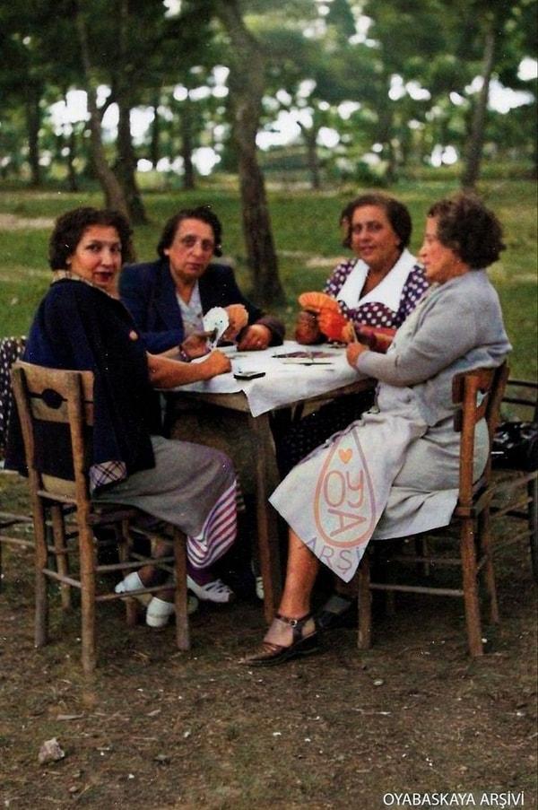16. İskambil oynayan kadınlar, İstanbul, 1936.
