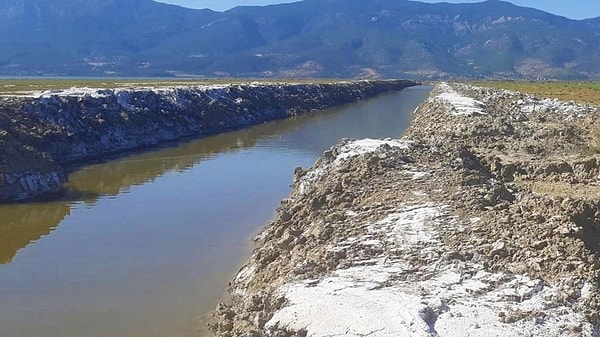 1. Derece Korunan Kuş Cennetinde 20 metre genişliğinde 1.5 kilometre uzunluğundaki dev kanal