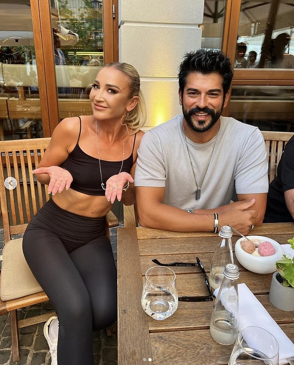 На своей страничке телеведущая проекта «Дом 2», разместила снимок с Озчивитом, указав, что она случайно встретилась с ним днем в одном из ресторанов и что именно Бурак попросился с ней сфотографироваться :)