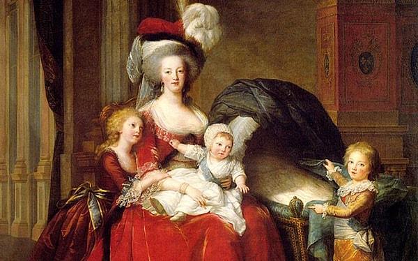 Aslında, Jean-Baptiste Alphonse Karr, 1760'da basılan bir kitapta bu satırı okuduğunu hatırlıyor; bu tarihte de Marie Antoinette henüz beş yaşındaydı.
