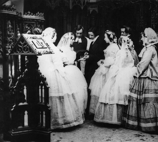 19. yüzyılda gelinliklerin rengi beyaza evrilirken, beyaz elbise yalnızca burayla sınırlı kalmadı.