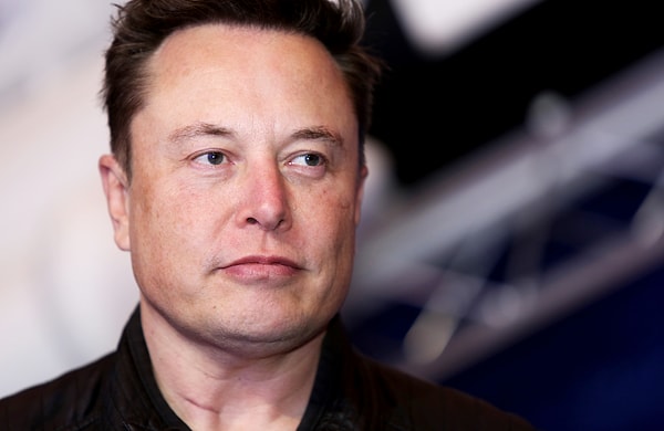 Musk, bu iddialara yanıt verdi ve Google'ın kurucusu Sergey Brin ile arkadaşlığını hiçe sayarak eşiyle birlikte olmasına "Kimse için dizlerimiz üzerine çöküp yalvarmam" dedi!