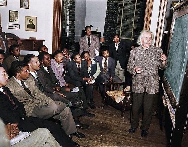 2. Albert Einstein, ABD'nin siyahi öğrencilere ders veren ilk okulu olan Lincoln'de ders veriyor.