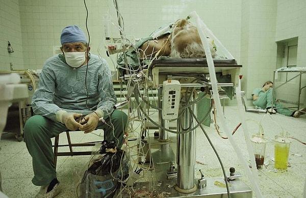 4. Dr. Religa, 23 saat süren kalp nakli ameliyatının sonunda hastasının değerlerine bakıyor.