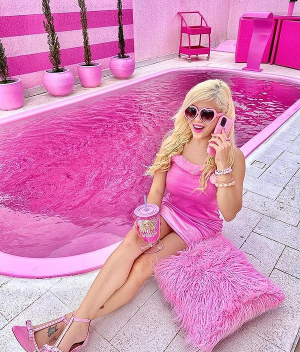 Даже вода в бассейне ее дома розовая!