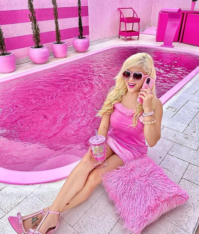 Даже вода в бассейне ее дома розовая!