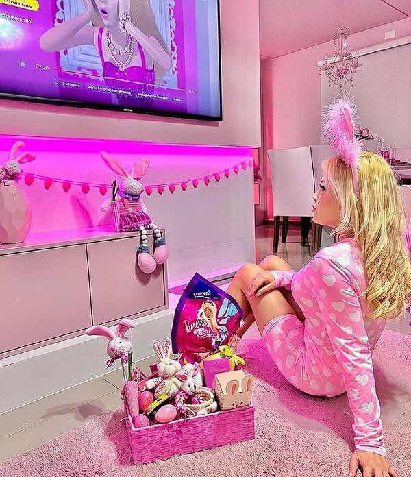 Кажется невозможным не провести параллели между Бруной и популярной куклой, но Бруна говорит, что она не копирует ее, а просто использует ее для вдохновения.