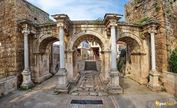 Tarihi Hadrian Kapısı
