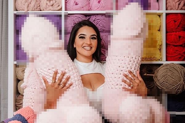 Sizleri Madily Hernandez ile tanıştıralım. 28 yaşındaki genç kadın, ördüğü yaklaşık 2 metrelik penis oyuncakları sayesinde aylık 18 bin sterlin yani ortalama 400 bin TL kazanıyormuş!