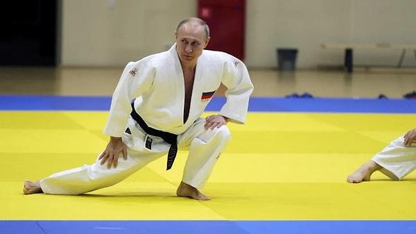 14. İnternette bu fotoğrafa daha önce denk gelmişsinizdir... Genç yaştan itibaren judo ve sambo gibi dövüş sanatlarıyla uğraşan Putin bu konuda sayısız ödül kazanmış.