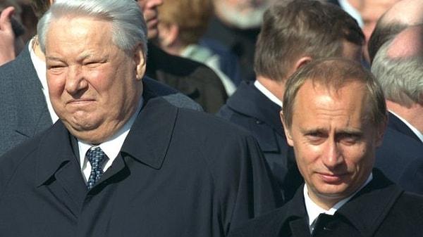 12. Yeltsin'in kendisinin ardından yönetimi devralacak bir isim aradığı biliniyordu ve Putin'i 1999 yılında başbakanlık görevine atadı.