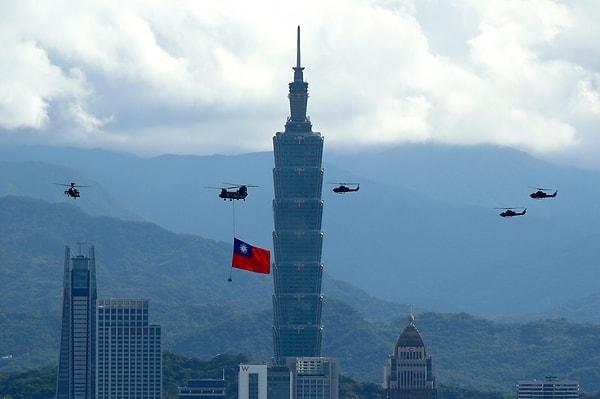 Çin ilk hamlesini askerlerini, bombardıman uçaklarını ve gözetleme uçaklarını Tayvan yakınlarına göndererek yaptı.