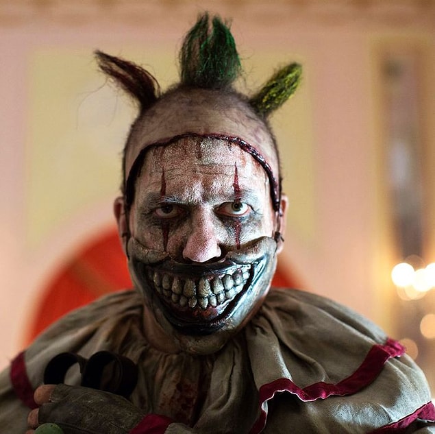 En popüler korku ve gerilim dizilerinden biri olan American Horror Story'i mutlaka biliyorsunuzdur. Her sezonda birbirinden farklı konuların işlendiği dizi, tam 10 sezon devam etmişti. En popüler korku ve gerilim dizilerinden biri olan American Horror Story'i mutlaka biliyorsunuzdur. Her sezonda birbirinden farklı konuların işlendiği dizi, tam 10 sezon devam etmişti.