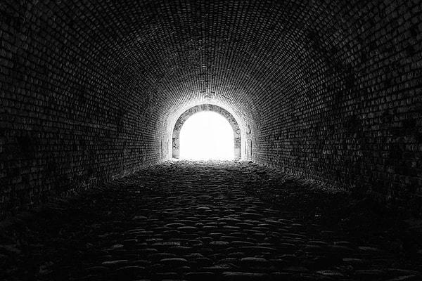 Tünelin sonunda ışık görmek: Sıkıntılı durumdan kurtulmak için çare belirmek.