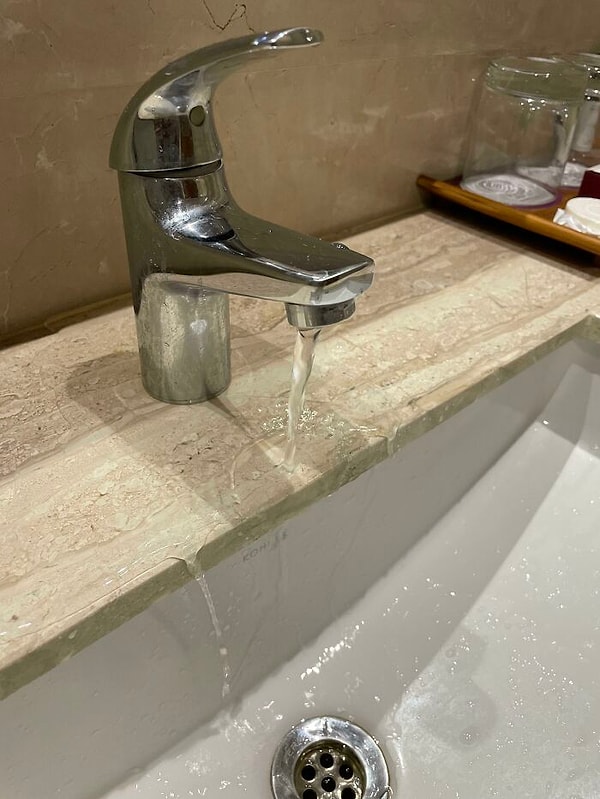 23. Кран в моем гостиничном номере образует каскадный водопад