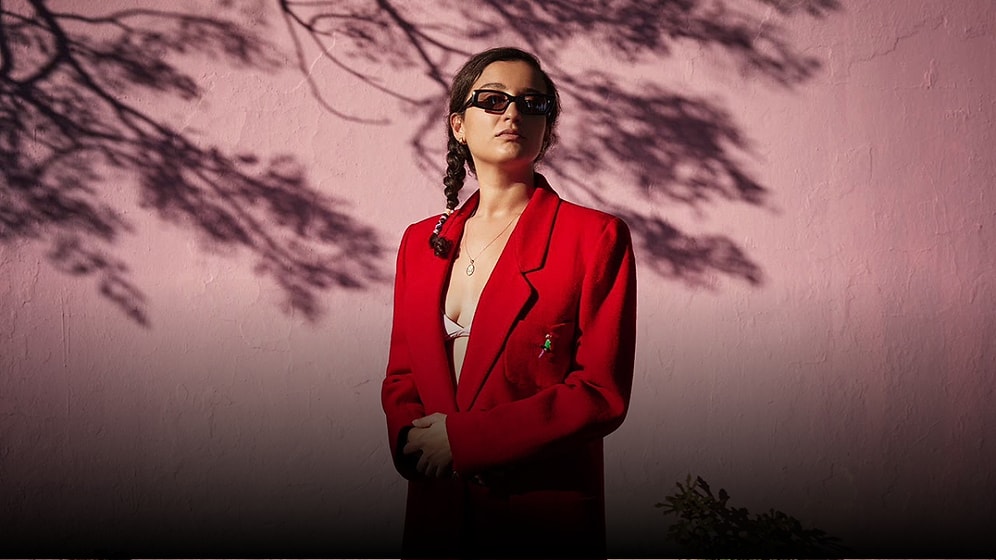 Bu Sözde Bir Anlam Var: Melike Şahin'in Eşsiz Sesinden Dinlerken Kendimizden Parça Bulduğumuz Şarkı Sözleri