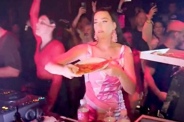 Geçtiğimiz akşam Las Vegas'ta ünlü bir gece kulübüne giden Katy Perry, önündeki pizza kutusundan aldığı dilimleri adeta frizbi fırlatır gibi dans eden insanların üzerine fırlattı!