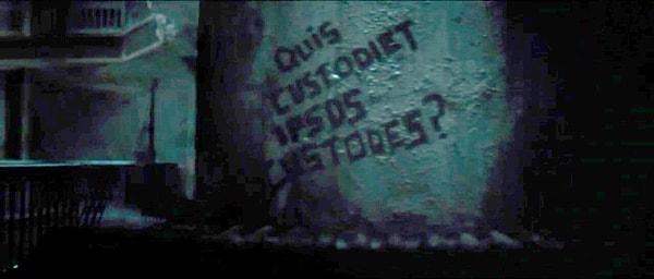 15. 'Batman v Superman' filminde iki süper kahraman savaşırken arkada 'Quis custodiet ipsos custodes?' yazan bir grafiti görebilirsiniz. Bunun anlamı "Watchmen'i kim izliyor?" demektir.