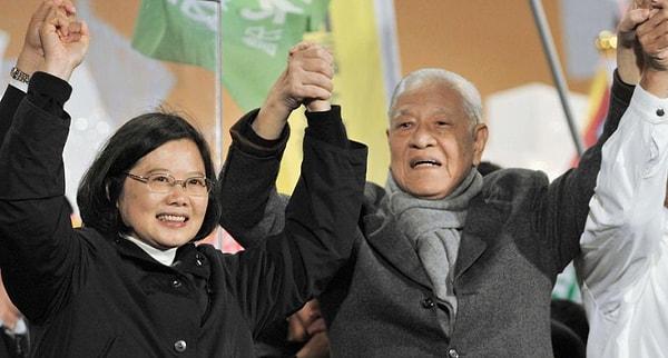 5. Dönemin cumhurbaşkanı Lee Teng-hui’nin hükümetine ticaret politikası danışmanı olarak atandı ve siyasete bu şekilde adım atmış oldu.