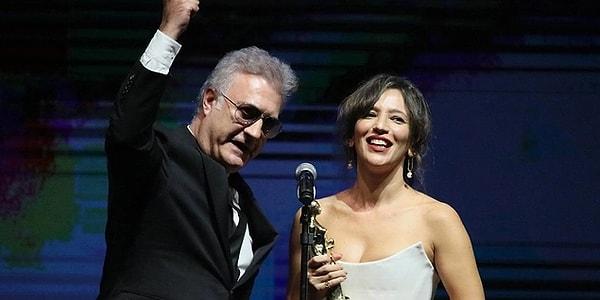 16. Tamer Karadağlı,  Altın Portakal Film Festivali sırasında Nihal Yalçın'a ödülünü verecekken yaptığı mimikler hakkında ilk kez konuştu.