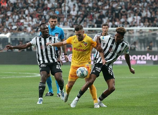 Valerian Ismael yönetimindeki Beşiktaş'ta ligin ilk karşılaşmasında 3'lü formasyondan vazgeçildi. İlk yarısı golsüz biten mücadelede Beşiktaş'ın kaleyi bulan 2 şutu vardı.