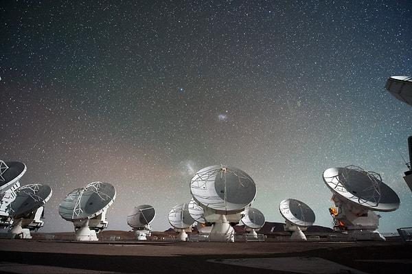 Son zamanlarda, Tokyo'daki Waseda Üniversitesi'nden bir gökbilimci ekibi, aşırı uzak bir galaksiyi gözlemlemek için ALMA teleskobunu kullandı.