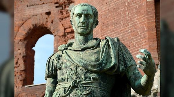 41. Julius Caesar'ın Roma'yı kendi yönetimi altında birleştirmesi, İmparatorluğu iki yüzyıldan fazla süren göreceli bir barış ve istikrar döneminin içine soktu.