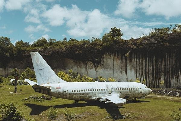Bali'de bir arazinin ortasına konumlandırılmış Boeing 737 yolcu uçağı, gören herkesin niçin orada olduğunu sorgulamasına sebep oluyor.