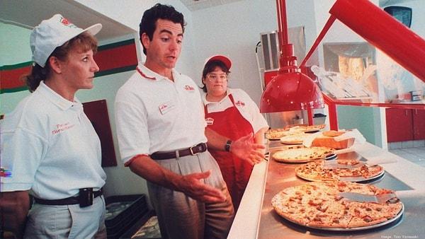 Restoranının adını aldığı "Papa John" lakabıyla tanınan Schnatter, şirketi 1984 yılında babasının küçük dükkanında pizza yaparken kurmaya karar vermiş ve yıllar içinde dünyanın en büyük restoran zincirlerinden olma başarısını yakalamıştı.