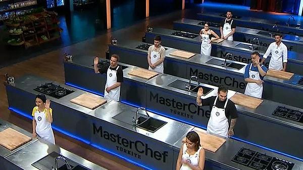 Jüriler, ana kadroya girecek kişiyi belirlemek için ilk kurda yarışmacılardan İtalyan mutfağının ünlü lezzetlerinden olan risotto yemeğini yapmalarını istediler.
