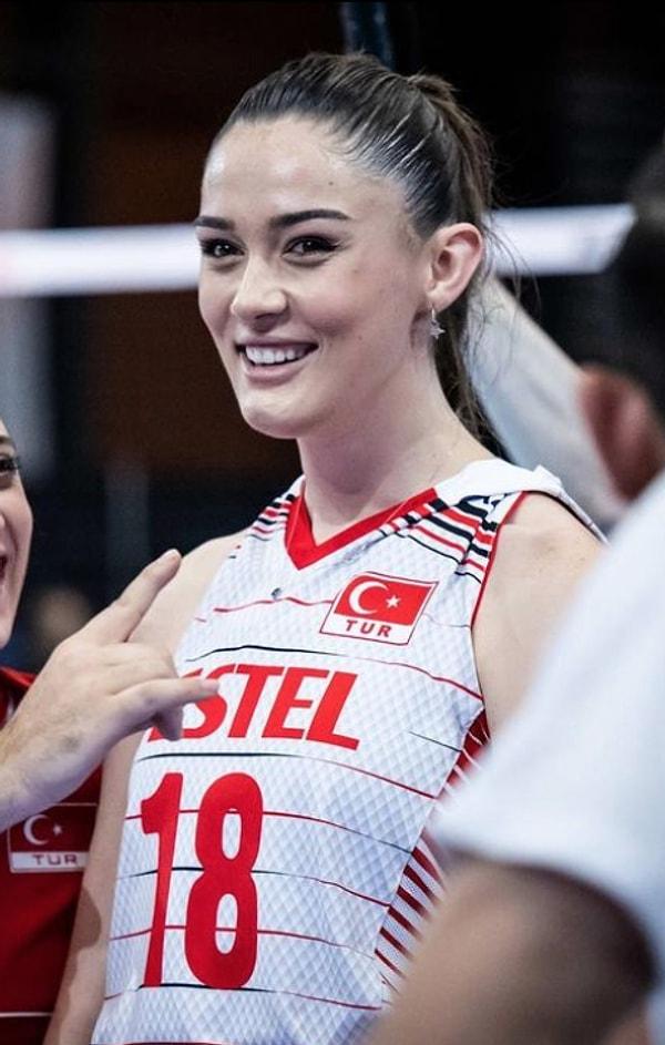 A Milli Kadın Voleybol Takımı'nın ve Vakıfbank'ın yetenekli ve başarılı sporcusu Zehra Güneş, büyük bir reklam anlaşmasına imza attı.