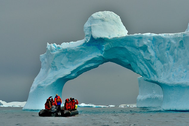 Pour cette raison, la plupart des scientifiques qui se rendent sur le continent antarctique à des fins d'étude utilisent les fuseaux horaires de leur propre pays.