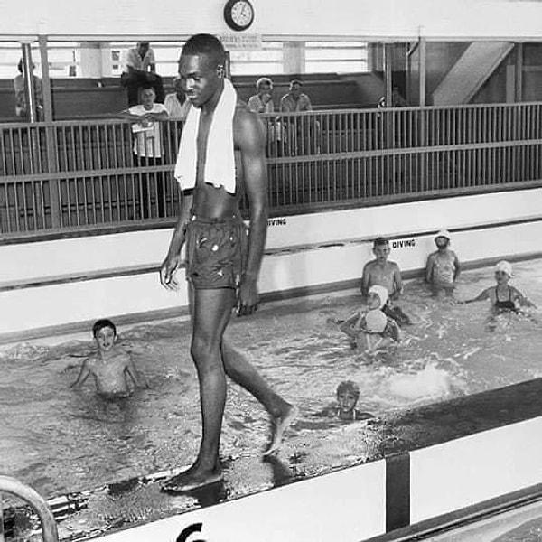 4. 19 yaşındaki David Isom, Florida'da siyahi olduğu için girmesi yasak olan havuza girerken: