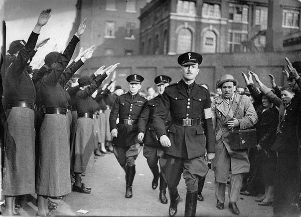 11. Sir Oswald Moseley, 1936'da Doğu Londra'da Britanya Faşistler Birliği yürüyüşüne liderlik ederken: