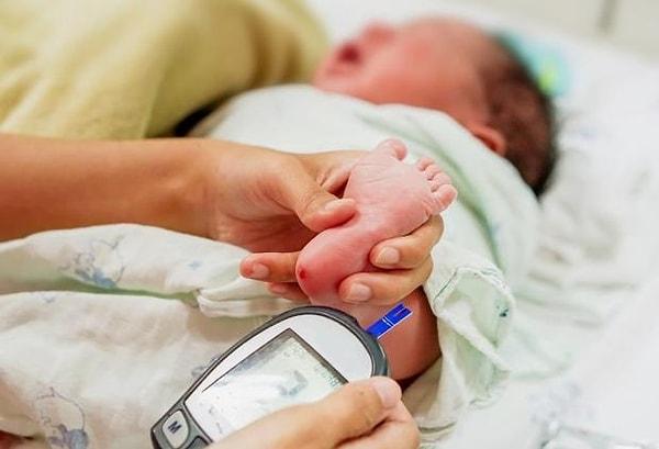 Topuk kanı bebeğin doğumundan sonra, hastaneden taburcu olmadan alınmalıdır. Bunun dışında ikinci kez, bebeğin doğumunu seyreden 10 gün içinde sağlık ocağı ya da doğduğu hastane tarafından testin tekrarlanması gerekir.