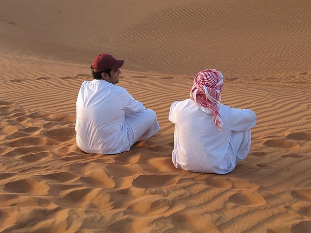 18. Biraz da Dubai’nin yasa ve kurallarından bahsedelim. Dubai’de evli olmayan insanların cinsel ilişkiye girmesi, halka açık yerlerde öpüşmek ve küfretmek yasak!