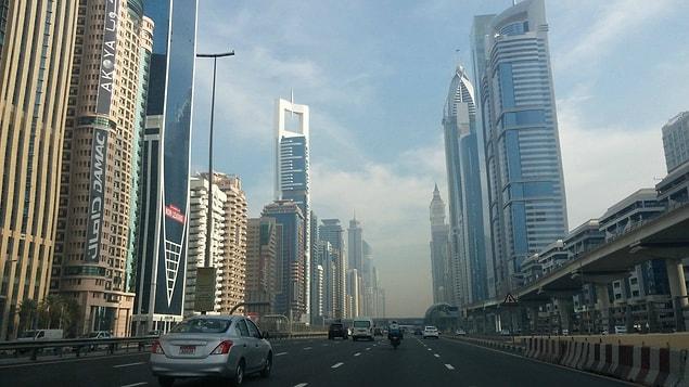 13. Bu gökdelenler şehrin ünlenmesine sebep olduğu için 2006 yılında şehirde bir emlak patlaması yaşandı. Hatta bu sırada dünyadaki tüm vinçlerin yüzde 24’ü Dubai’deydi!