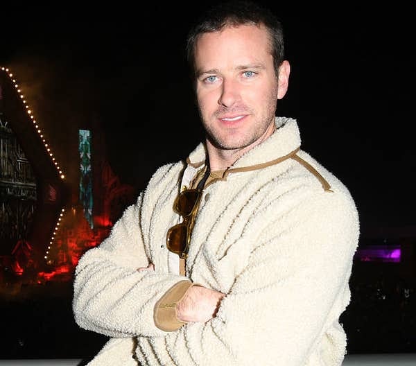 "Мой долг состоял в том, чтобы я появился у тебя дома, полностью связал тебя и вывел из строя", - говорит Армс на записи.