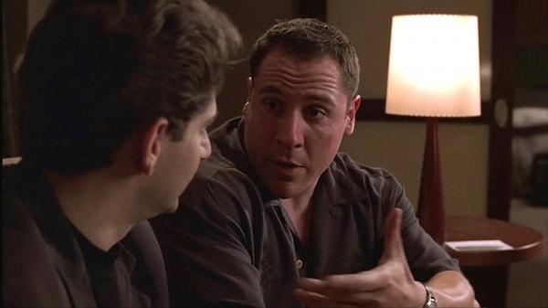 14. Chris, The Sopranos'ta berbat bir mafya filmi senaryosunu Jon Favreau'ya satmaya çalışıyor ve senaryonun ne kadar kötü olduğundan tamamen habersiz.