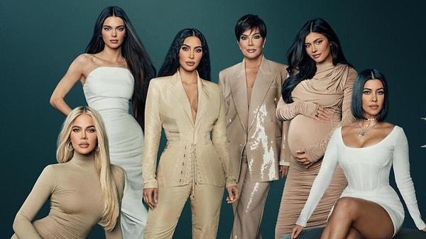 Anne Kris Jenner’ın Robert Kardashian ile evliliğinden dünyaya gelen Kim, Khloé ve Kourtney kardeşler ile Caitlyn Jenner’ın çocukları Kendall ve Kylie Jenner, modellikten makyaj sektörüne kadar birçok farklı alana atıldılar yıllar içerisinde.