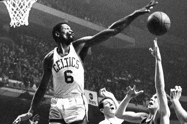 13 yıllık kariyerinde Celtics forması giyen Bill Russell'ın 6 numaralı forması NBA genelinde emekliye ayrıldı.