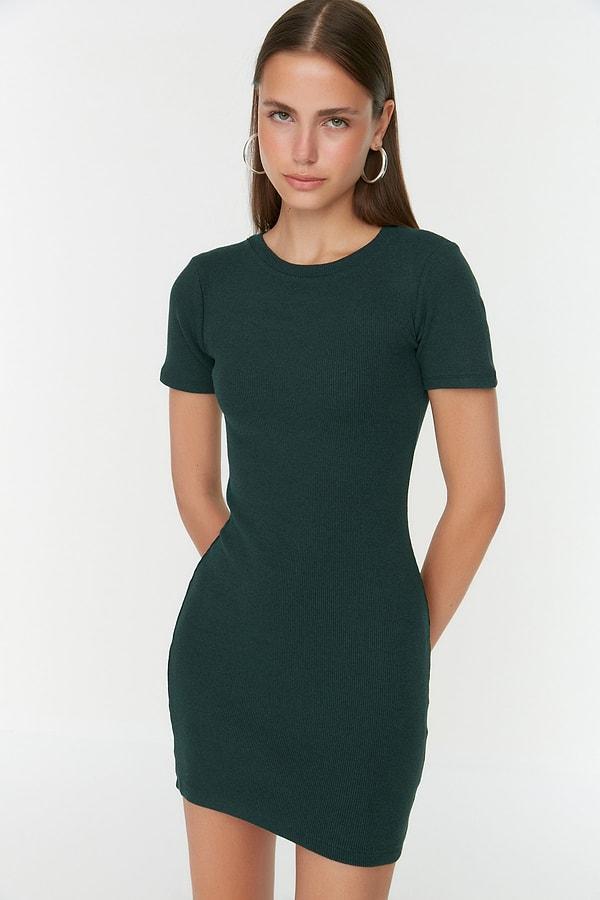 12. Mini boy havalı bir parça için zümrüt yeşili bu elbiseyi tercih edebilirsiniz.