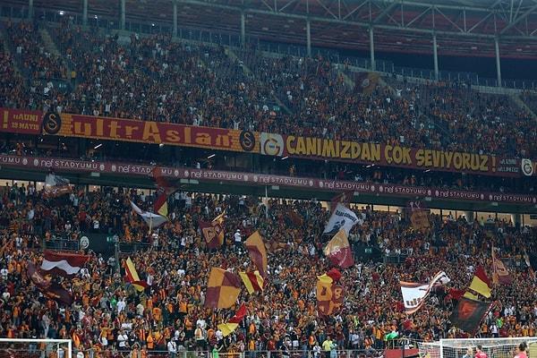 Galatasaray - Giresunspor maçını tribünde 45 bin 484 taraftar takip etti.