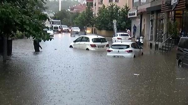 Maltepe'de etkili olan yağış nedeniyle yollar göle döndü. Araçlar mahsur kaldı.