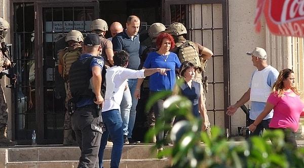 13. Antalya'da bir bankanın müdürünü rehin alan silahlı şahsın teslim olması için annesi getirildi ancak işe yaramadı. Şahıs, 2 saatlik bir ikna konuşmasının ardından teslim oldu.