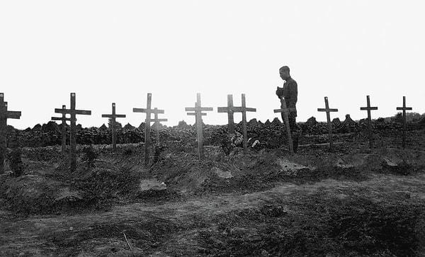 Ölen ilk ve son asker aynı mezarlığa gömüldü.