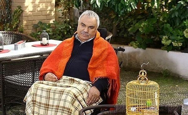 Yaprak Dökümü dizisinde canlandırdığı Ali Rıza Bey karakteri ile hafızalarımıza kazınan Halil Ergün'e hepimiz aşinayızdır. Kendisi bir dönemin en başarılı isimlerinden biriydi.